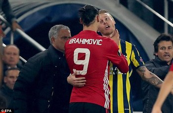 3A09638000000578-0-Jose_Mourinho_still_had_his_eyes_on_the_match_as_Ibrahimovic_and-a-2_1478202305577.jpg