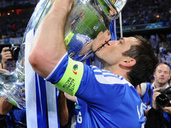 Frank-Lampard-Trophy-Chelsea-Champions-League-final.jpg